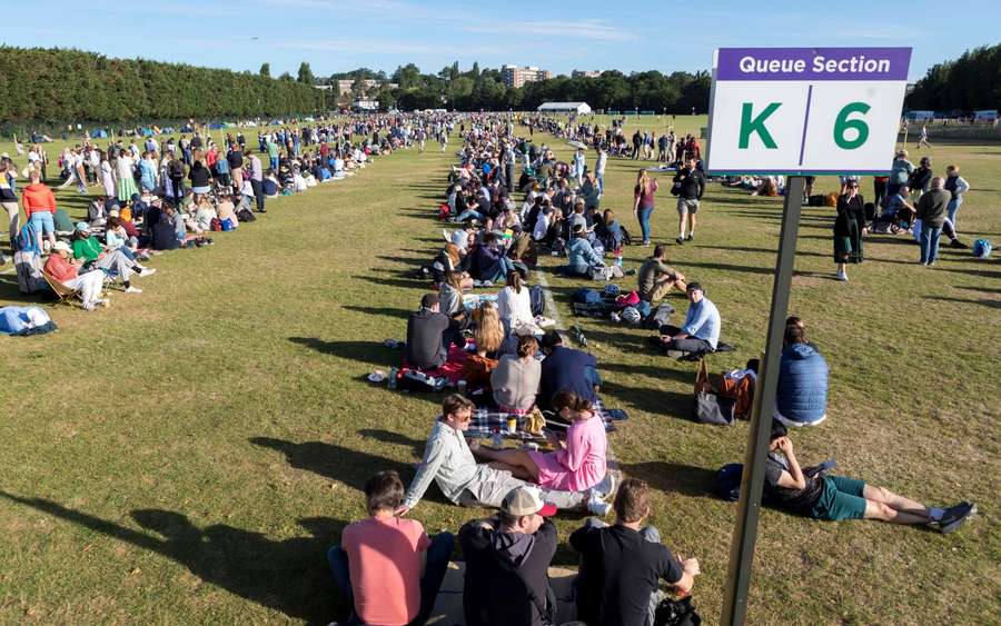 Parte da fila de fãs à espera de bilhetes.