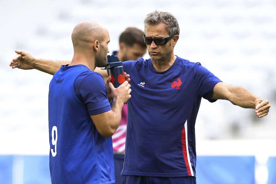 Fabien Galthie, treinador da França, com Maxime Lucu durante o treino