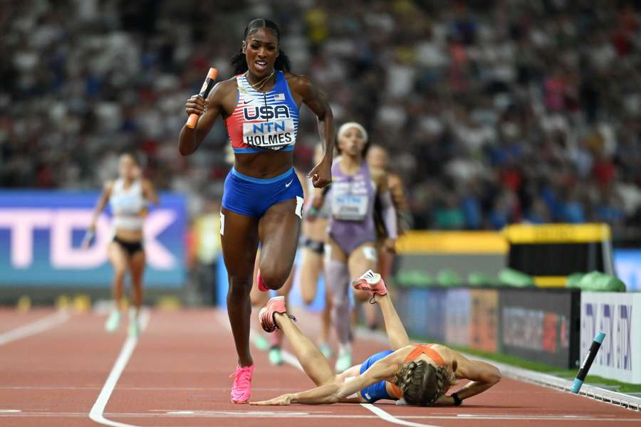 Femke Bol rent 'gewoon' de 400 meter horden