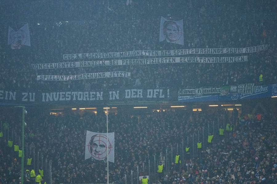 Las pancartas presentadas por los aficionados del Hannover el viernes por la noche.