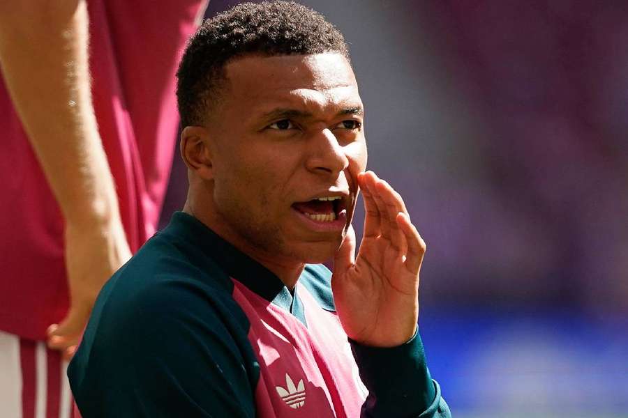 Mbappe, revenit la antrenamentele naționalei Franței după ce a acuzat simptome de gripă