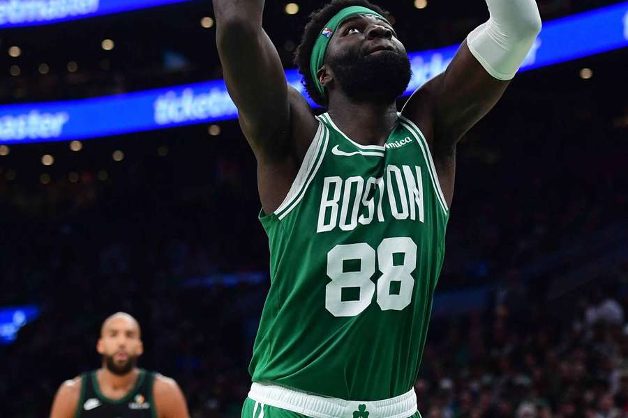 Neemias Queta afunda perante o olhar de Rudy Gobert