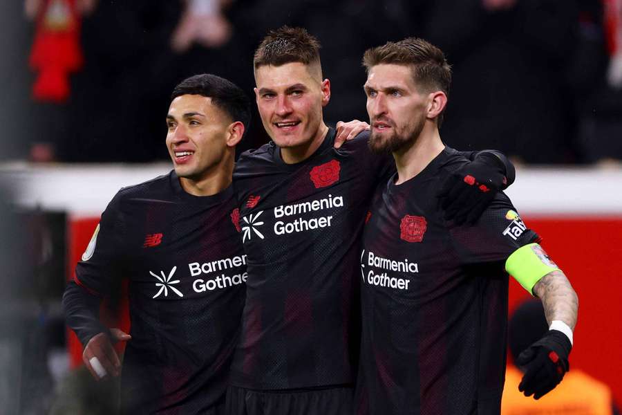 Fernandez (l.) und Andrich (r.) jubeln nach dem 2: mit Torschütze Schick (m.). Fernandez (l.) und Andrich (r.) jubeln nach dem 2: mit Torschütze Schick (m.).