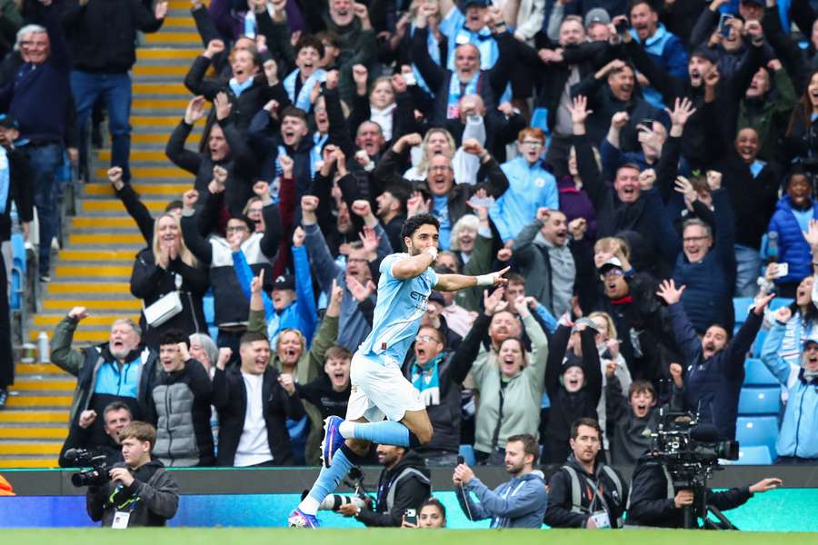 Omar Marmoush, del Manchester City, celebra su gol del 3-0 durante el partido de la Premier League entre el Manchester City y el Brentford.