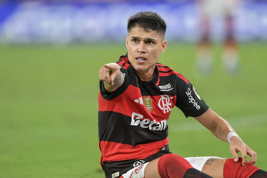 Luiz Araújo está pendurado pelo lado do Flamengo, mas ele sequer viajou a BH Luiz Araújo está pendurado pelo lado do Flamengo, mas ele sequer viajou a BH