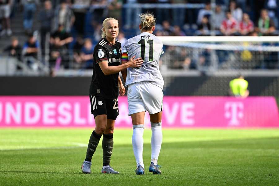 Pernille Harder und Alexandra Popp beim Supercup-Duell Ende August.