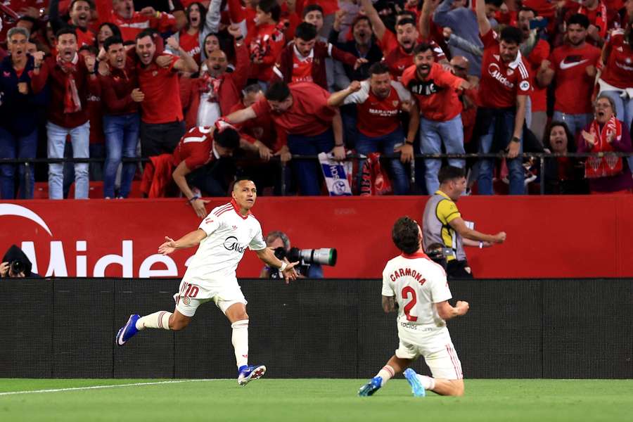 Alexis y Carmona celebran el gol del chileno