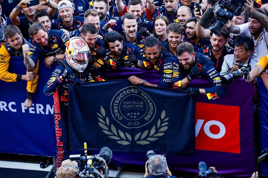 Red Bull oslavuje šiesty konštruktérsky triumf.