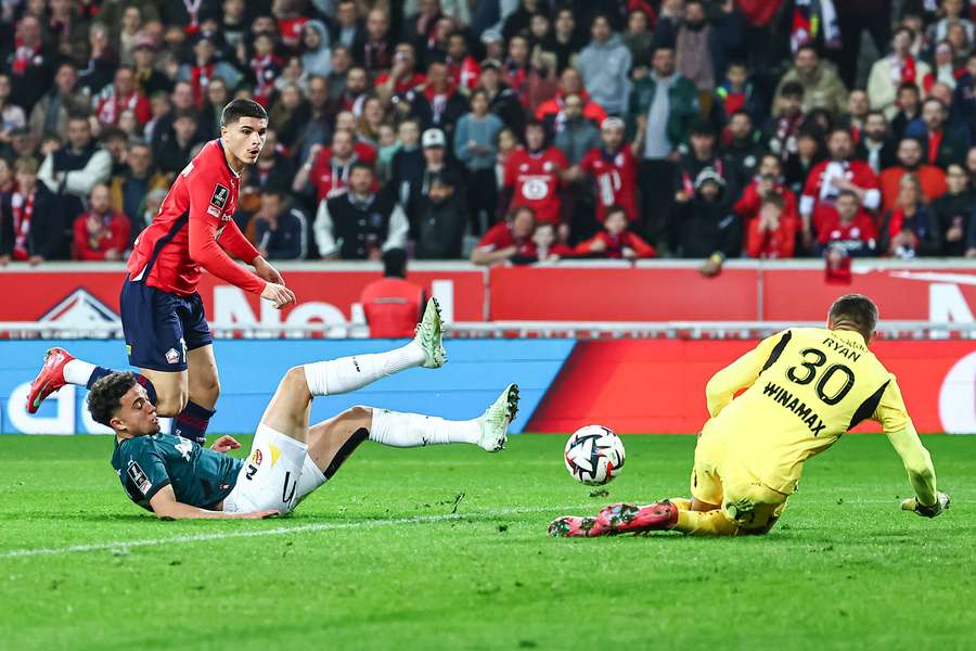 Koszmarny błąd Ryana da Lille miejsce w Lidze Mistrzów? Na razie dał wygrane derby