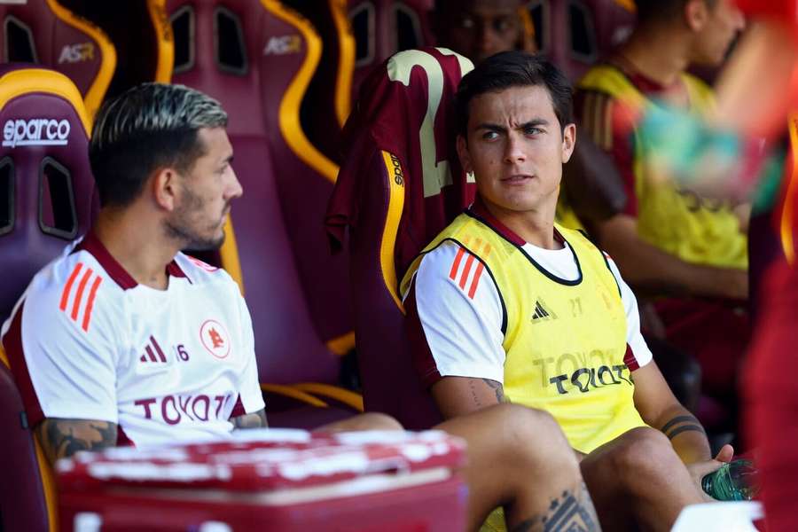 Dybala y Leandro Paredes, en el banquillo de la Roma