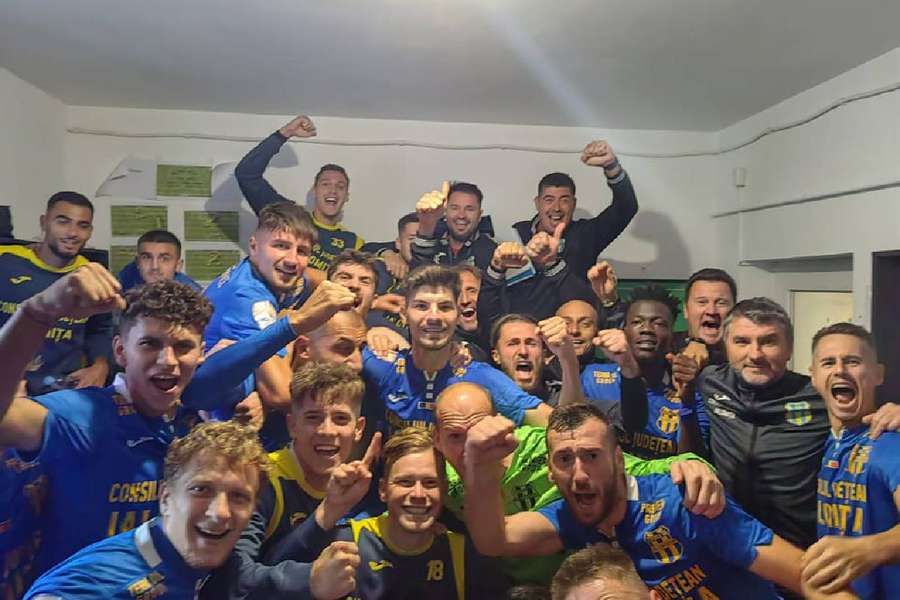Jucătorii Unirii Slobozia sărbătoresc în vestiar poziția de lider în Liga 2