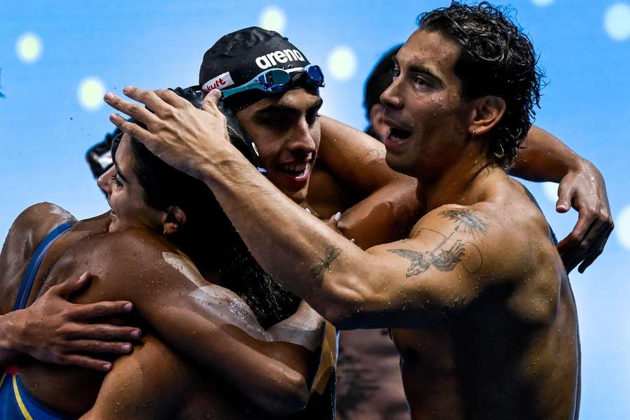 La 4x100 maschile festeggia