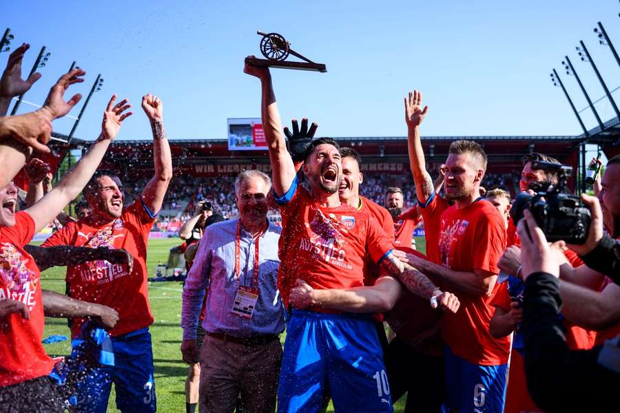 Tim Kleindienst s trofejí pro krále střelců 2. Bundesligy slaví postup Heidenheimu.