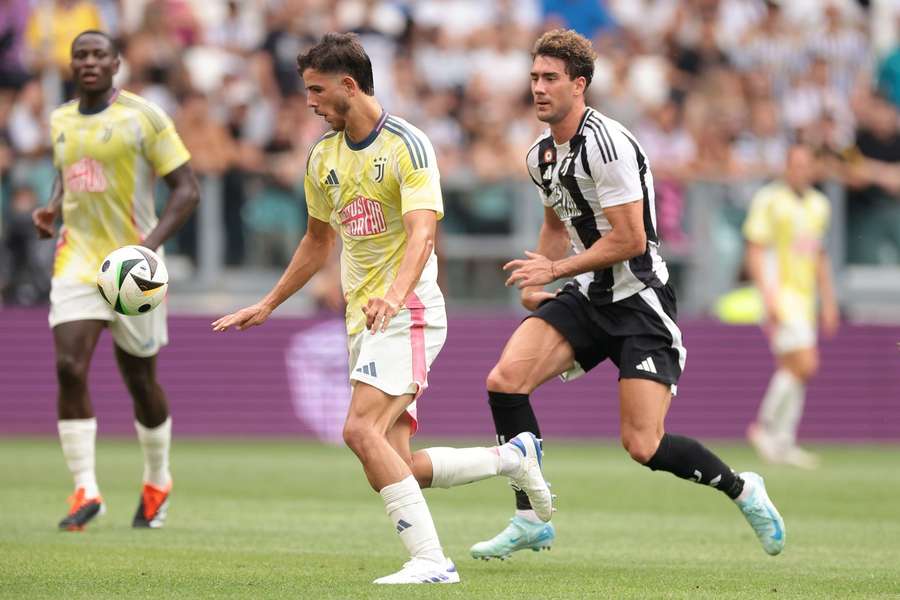 Meciul amical dintre prima echipă a lui Juventus și formația U23 a fost oprit în minutul 51, după ce fanii au invadat terenul