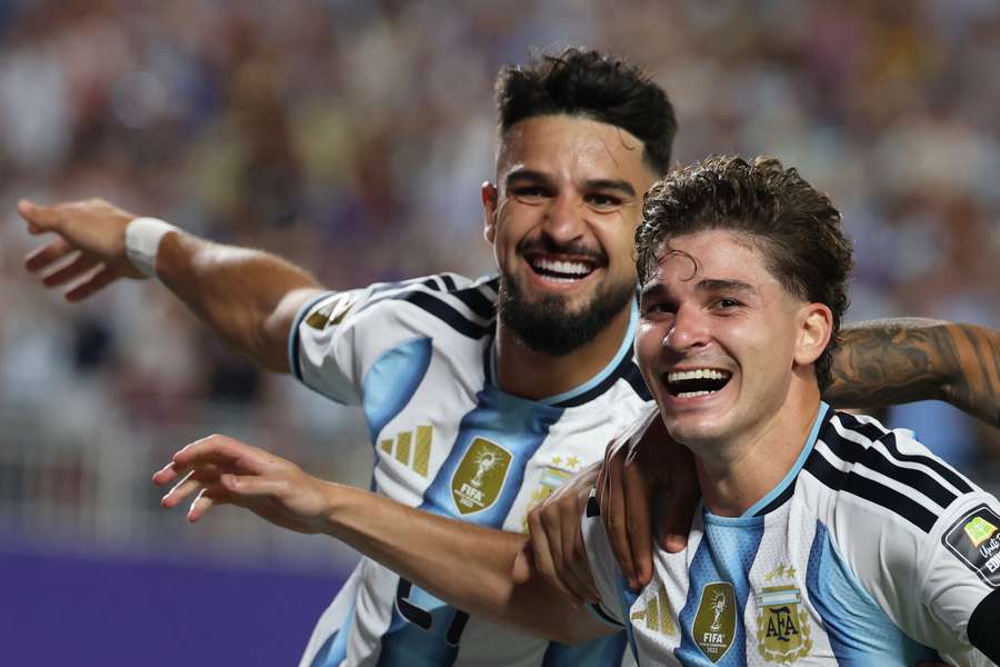 Julián Álvares (ao lado de Flaco López) comemora o gol decisivo pela Argentina contra a Suíça