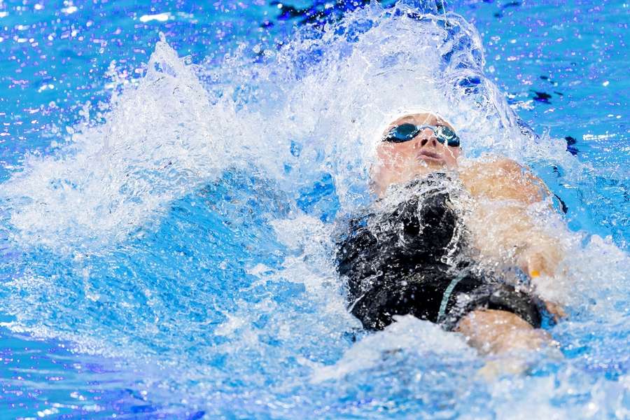 Kira Toussaint in actie op de 100 rug vrouwen tijdens de tweede dag van de wereldkampioenschappen in Doha