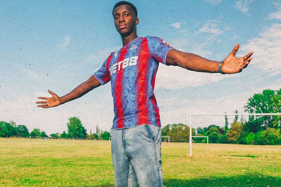 Eddie Nketiah apresentado pelo Crystal Palace