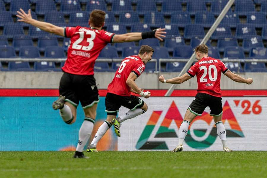 Die Hannoveraner feiern das 1:0 durch Fabian Kunze.