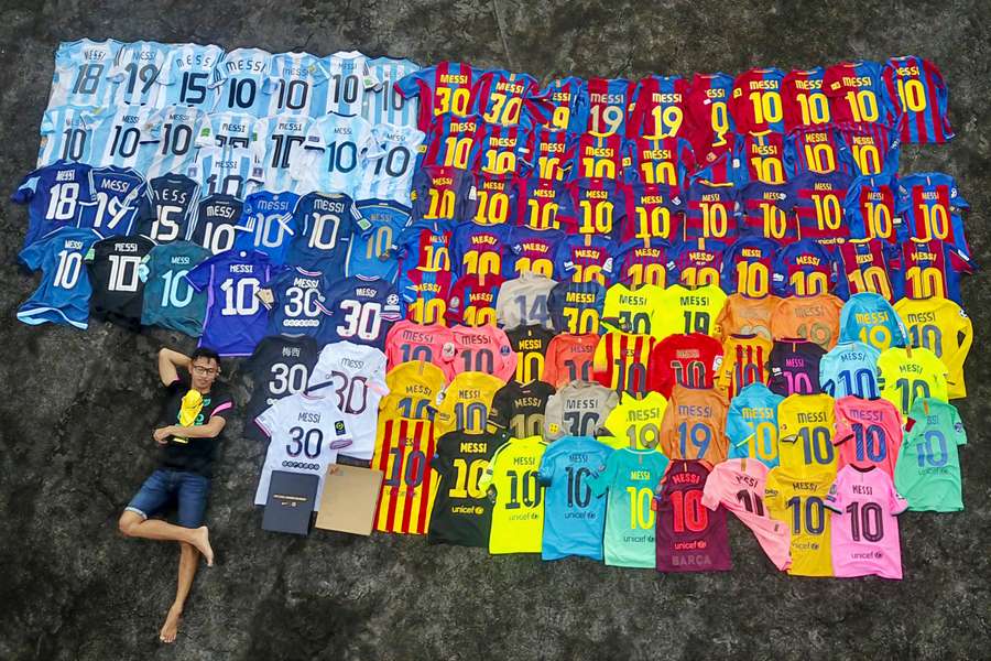 Ang poseert met zijn indrukwekkende Messi-shirtverzameling