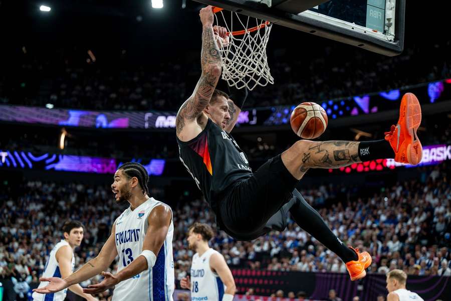 Daniel Theis beim Dunk.