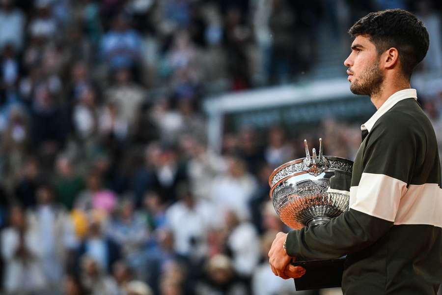 Carlos Alcaraz z trofeum za wygranie French Open