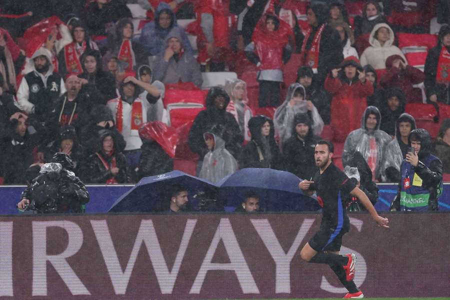 Éric García celebra su gol, el que significó el 4-4