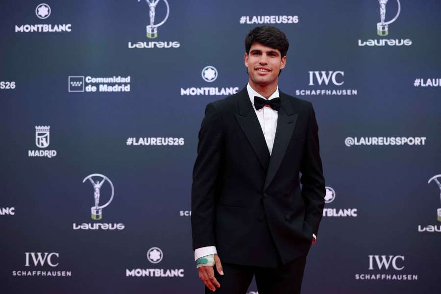 Carlos Alcaraz z ortezą na prawym nadgarstku podczas gali Laureus Awards