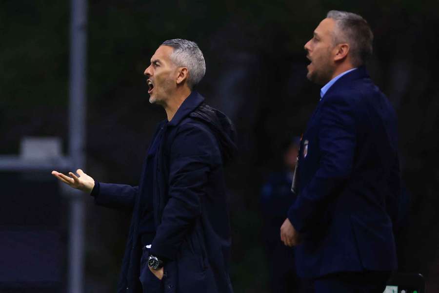 Carlos Vicens no jogo com o Friburgo