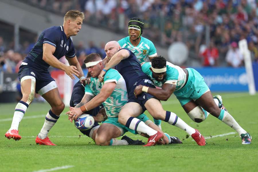 Scotland hooker Dave Cherry (C) in action against South Africa