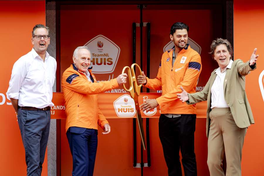 Joop Zoetemelk en Kiran Badloe bij de symbolische opening van het TeamNL Huis