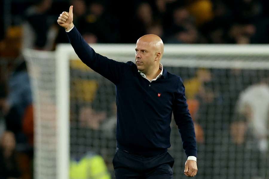 Arne Slot, entrenador del Liverpool, celebra tras el partido 