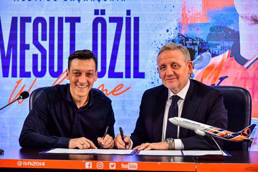 Özil na assinatura de contrato com o Istanbul Basaksehir, seu último clube