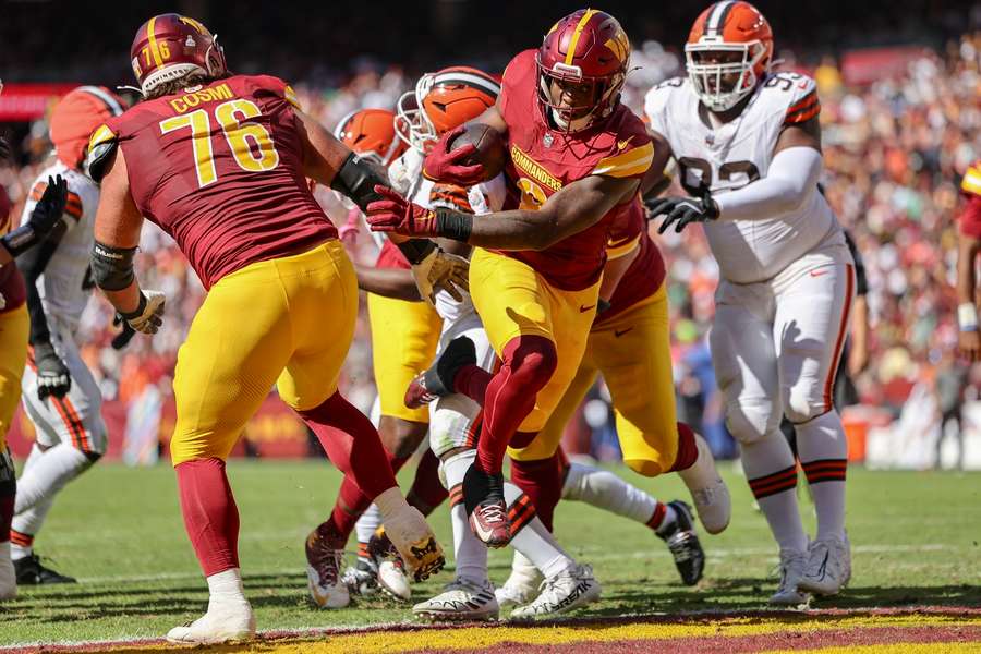 Brian Robinson Jr., running back dos Washington Commanders, corre para a end zone para marcar o touchdown