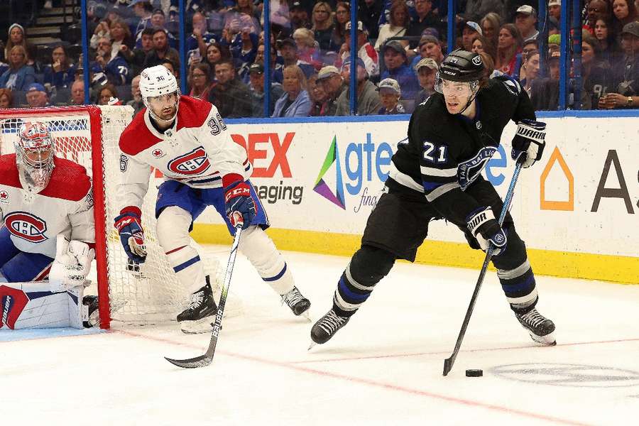 Tampa Bay Lightning center Brayden Point controls the puck as Montreal Canadiens centre Colin White defends