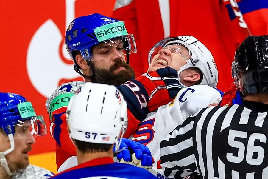 Radko Gudas ve čtvrtfinále loňského MS s Američanem Bradym Tkachukem.