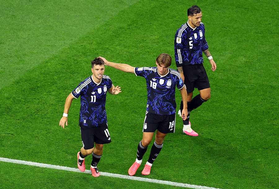 Nico Paz, Giovanni Lo Celso e Leandro Paredes