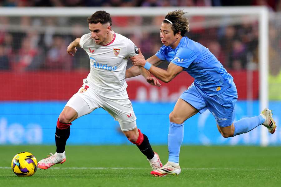Takuma Asano of Real Mallorca battles for the ball with Adria Pedrosa of Sevilla