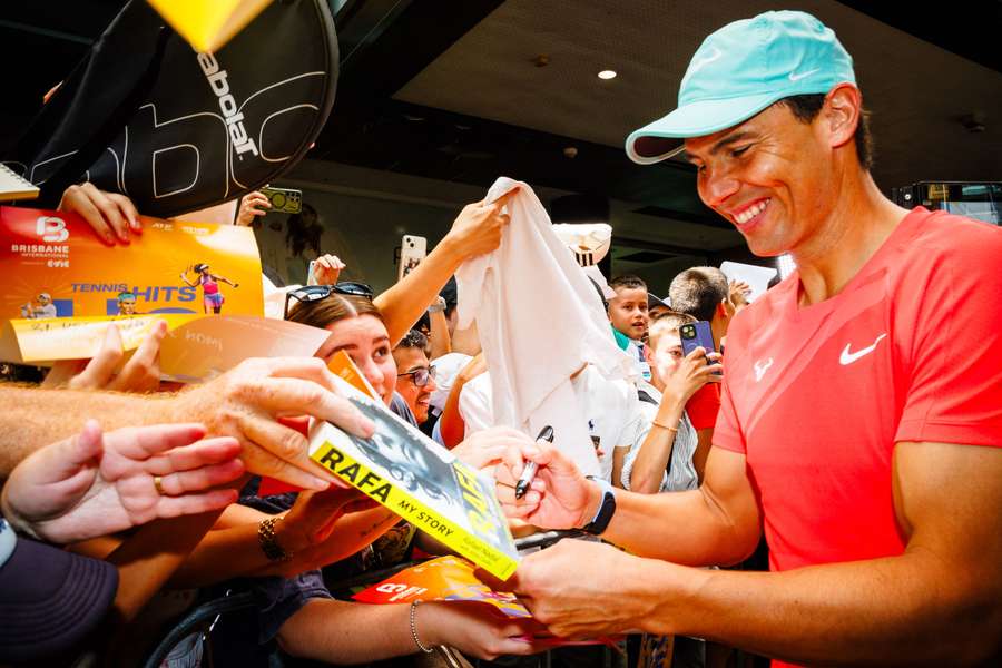 Rafa Nadal firma autógrafos en Brisbane