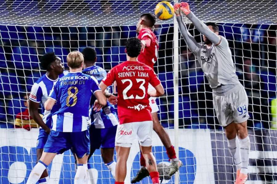 Diogo Costa em ação diante do Santa Clara Diogo Costa em ação diante do Santa Clara