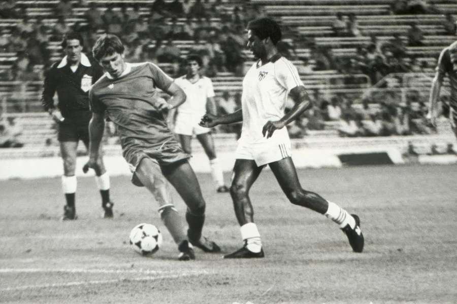 Pintinho, during his time at Sevilla, 1982