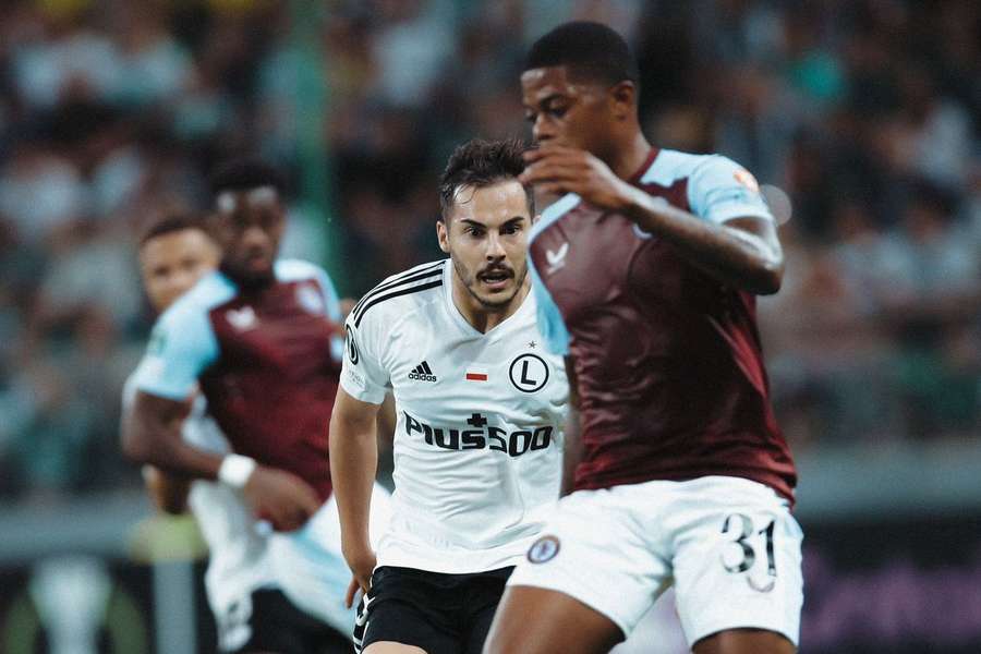 Yuri Ribeiro titular na vitória do Legia sobre o Aston Villa