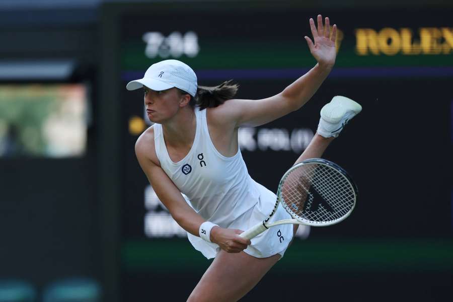 "The Guardian": Świątek gra najsolidniej z trójki faworytek na Wimbledonie
