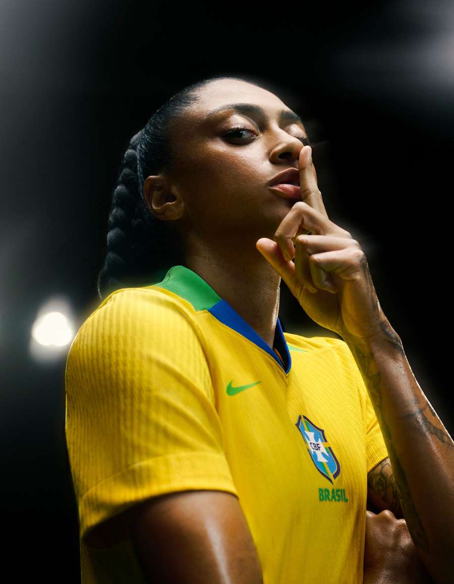 Kerolin com a primeira camisa da Seleção