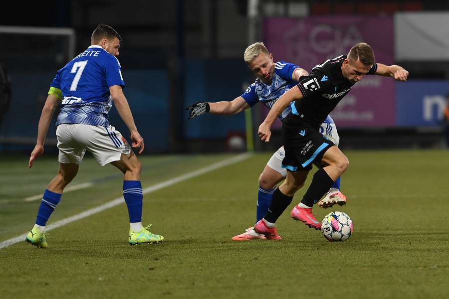 Filip Zorvan a Amar Memič se přetahují o balon v zápase Olomouce s Plzní.