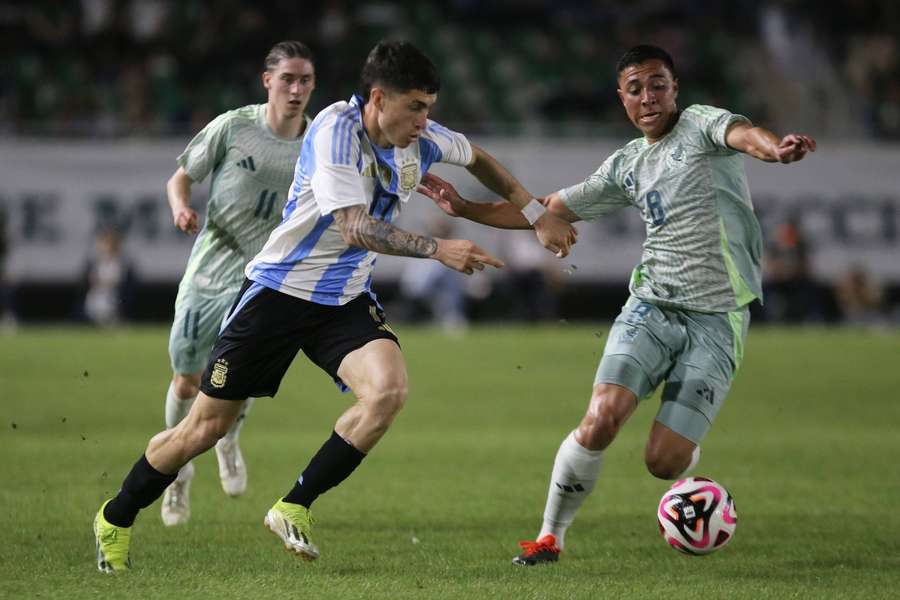 Matias Soulé in azione con la maglia dell'Argentina
