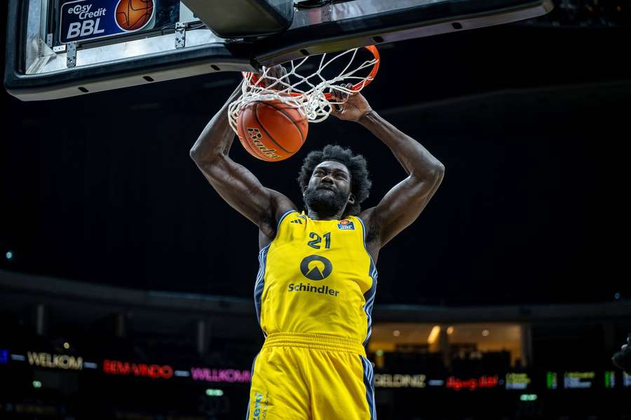 Khalifa Koumadje in Aktion für Alba Berlin.