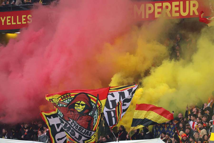 Les supporters lensois ont craqué des fumigènes lors de Reims/Lens.