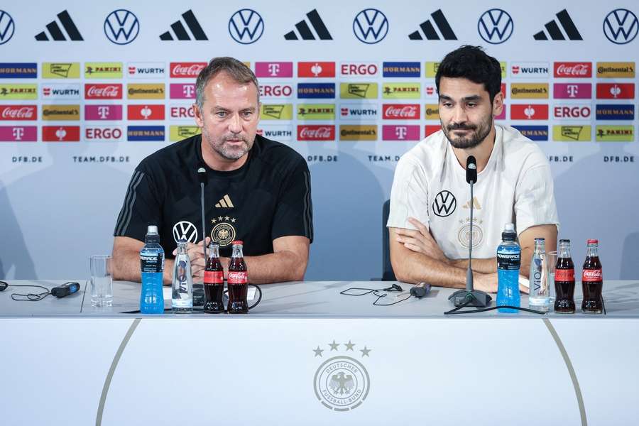 Hansi Flick en Ilkay Gündogan tijdens de persconferentie