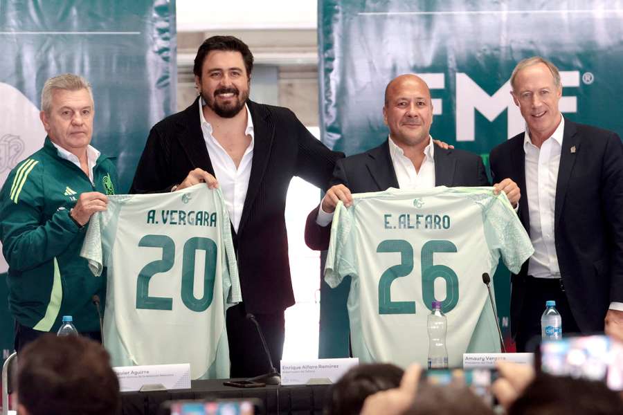 Javier Aguirre, com Amaury Vergara, Enrique Alfaro e Ivar Sisniega.