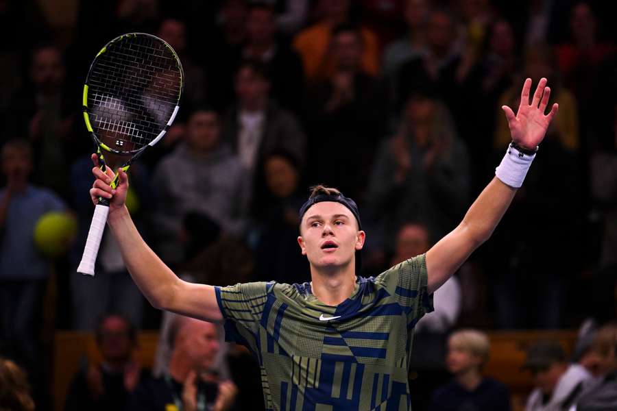 Rune da la sorpresa y se impone a Tsitsipas en la final del Torneo de Estocolmo